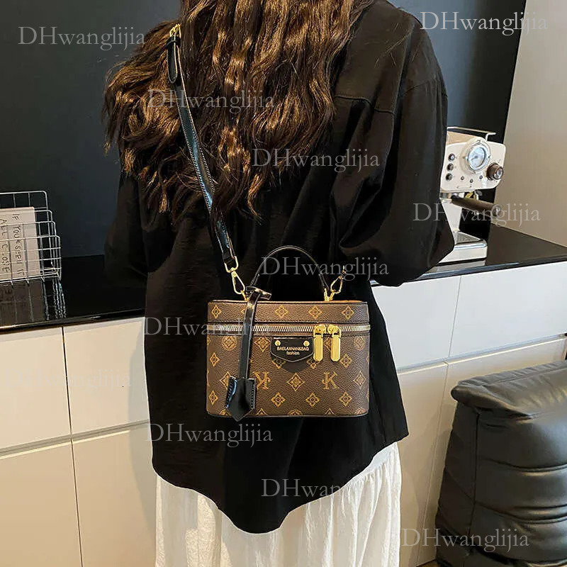 DHGM Retro Box Chain Shoulder Bag, Stylish PU Crossbody Purse for Women and Girls, Minimalist Small Square Bag in Brown & Black dh4300051