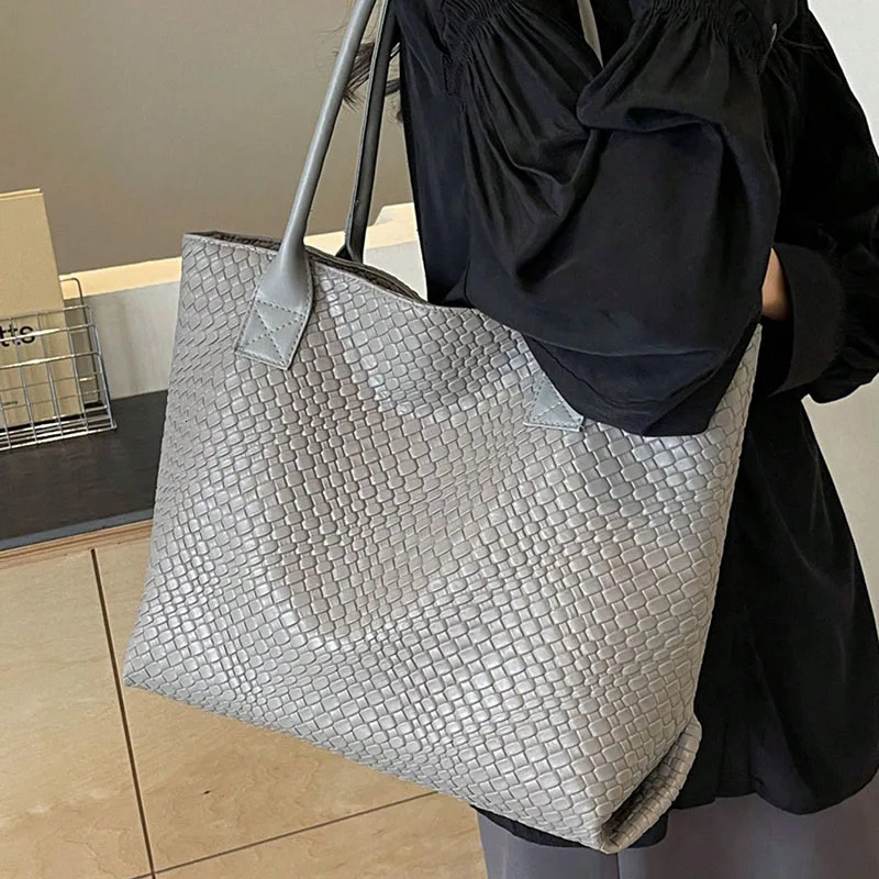 Large capacity woven pattern handbag fashionable shoulder bag niche n solid color suitable for daily shopp 251018