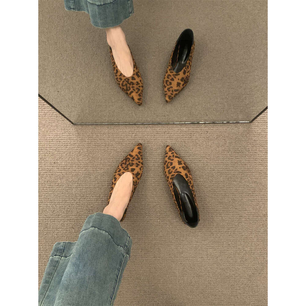 2025 New Fashion Women's Granny Flats Pointed Toe Shallow Mouth Single Shoes, Versatile Lazy Style with Designer Shoe Effortless Charm