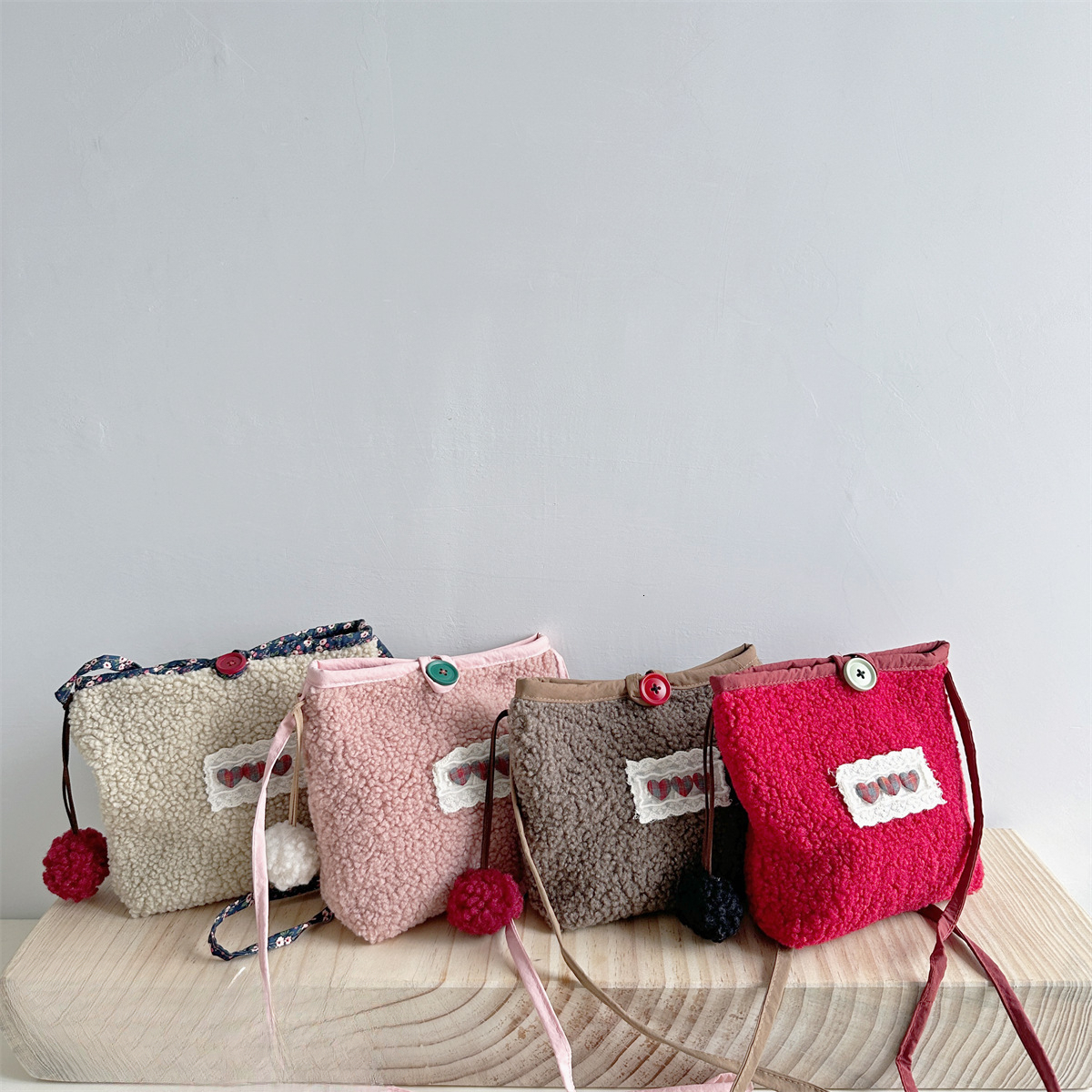 New hot selling soft and fluffy Korean designer handmade small bucket bag plush shoulder bag, cute lamb wool girl bag in winter