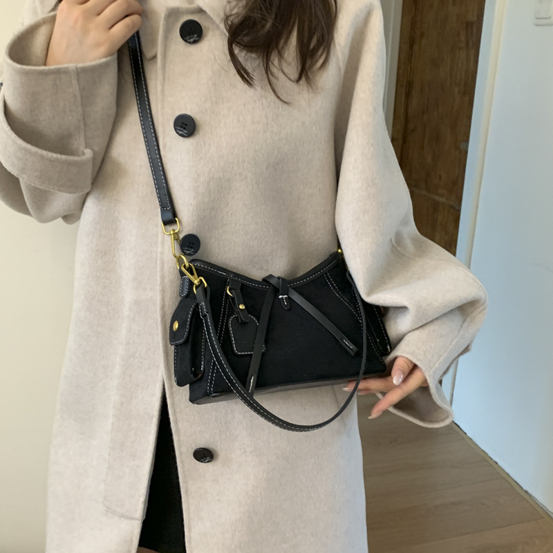 French retro suede underarm bag for autumn and winter, simple and versatile style, elegant and niche design, women's shoulder bag, luxurious desi