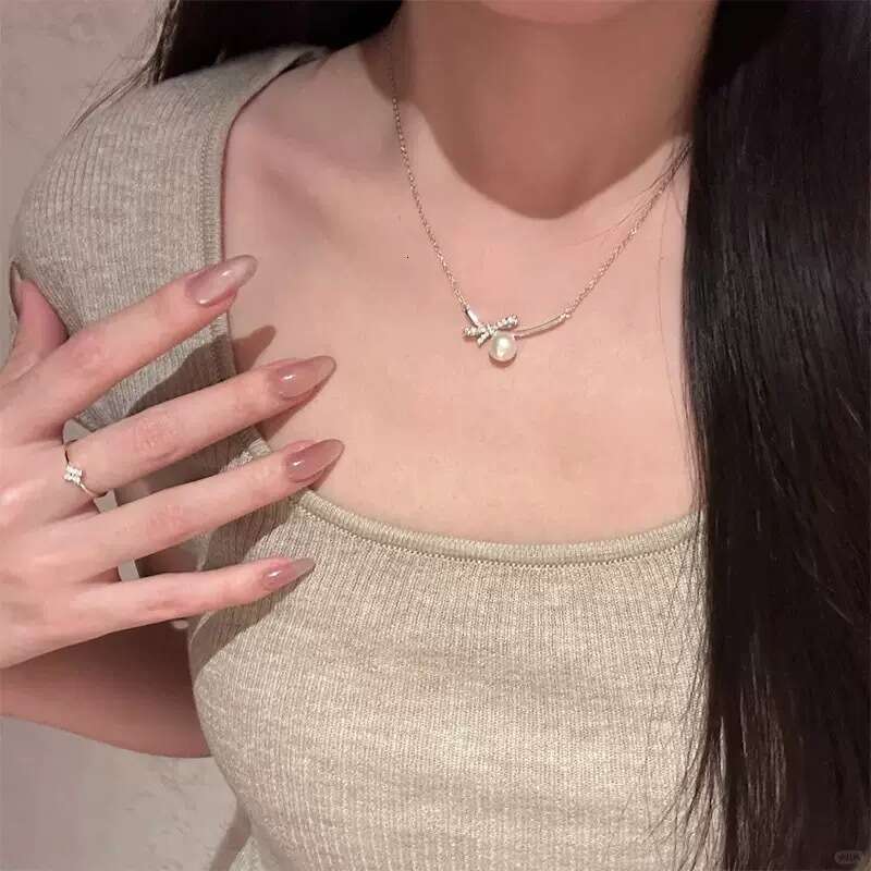 Pendant Necklace Designer Exquisite Sweet Freshwater Pearl Necklace for Women Smile Bowknot Gentle Temperament Collarbone Chain Trendy