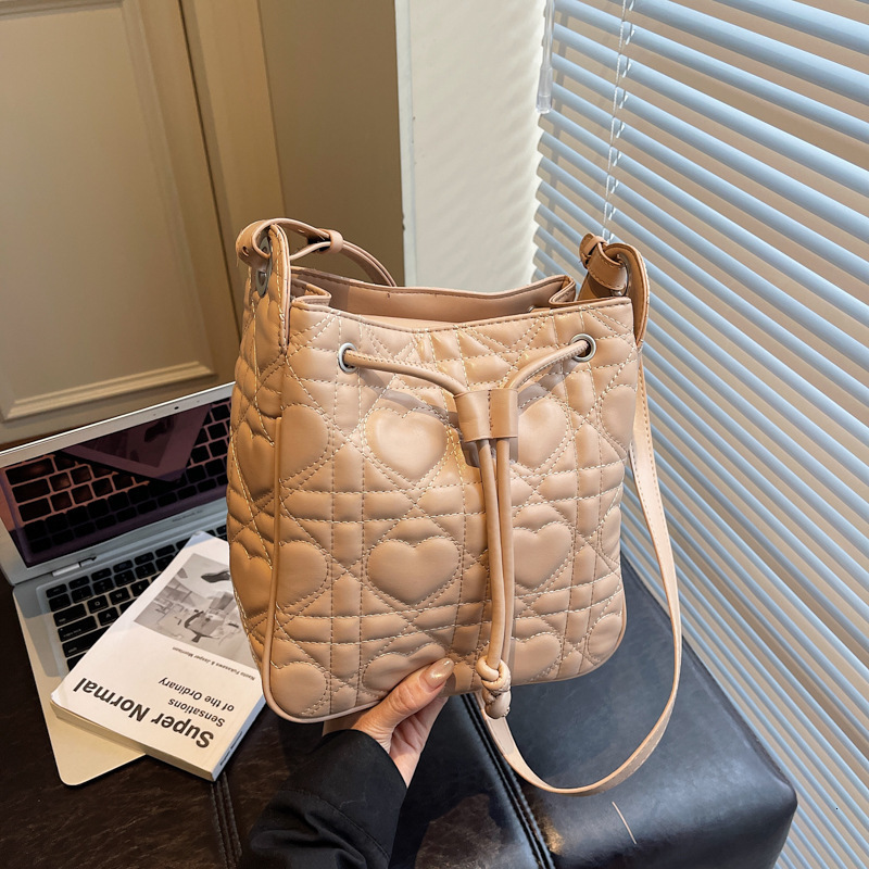 Fashionable large capacity underarm bag with drawstring design, bucket bag, autumn and winter new item, heart-shaped design, women's shoulder bag