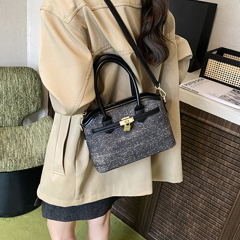 Free shipping designer bag High-Value Crossbody Bag for Women New Fashionable Versatile Handbag with a Sense of Sophistication Large Capacity Commuter