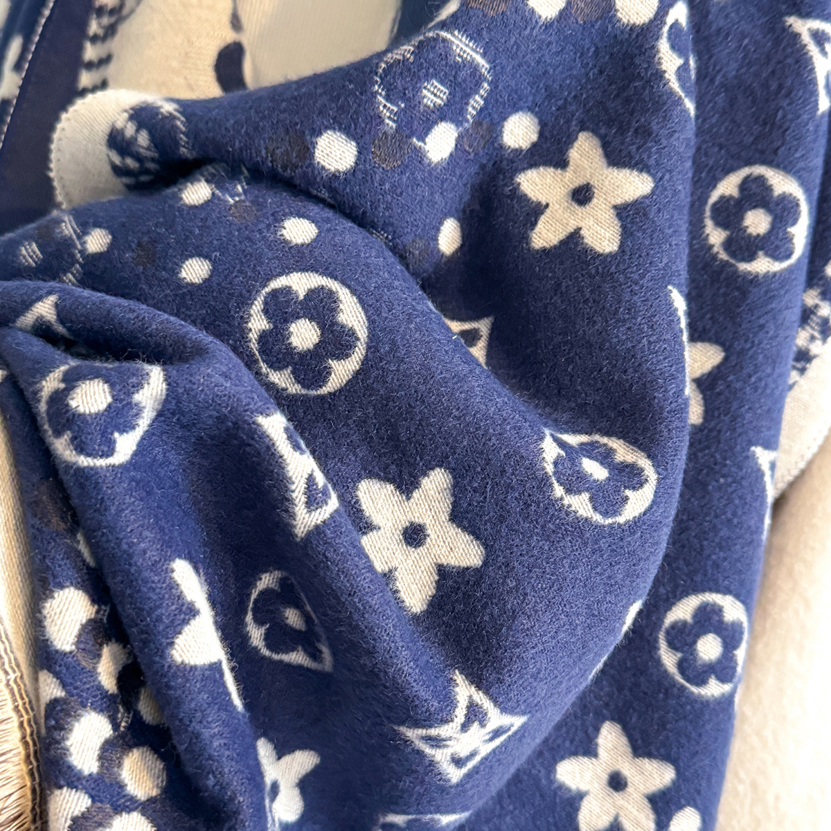 Free shipping Designer Scarves 2025 New Fashion Versatile Scarf Womens Autumn Winter Versatile Double sided Warm Shawl brown black