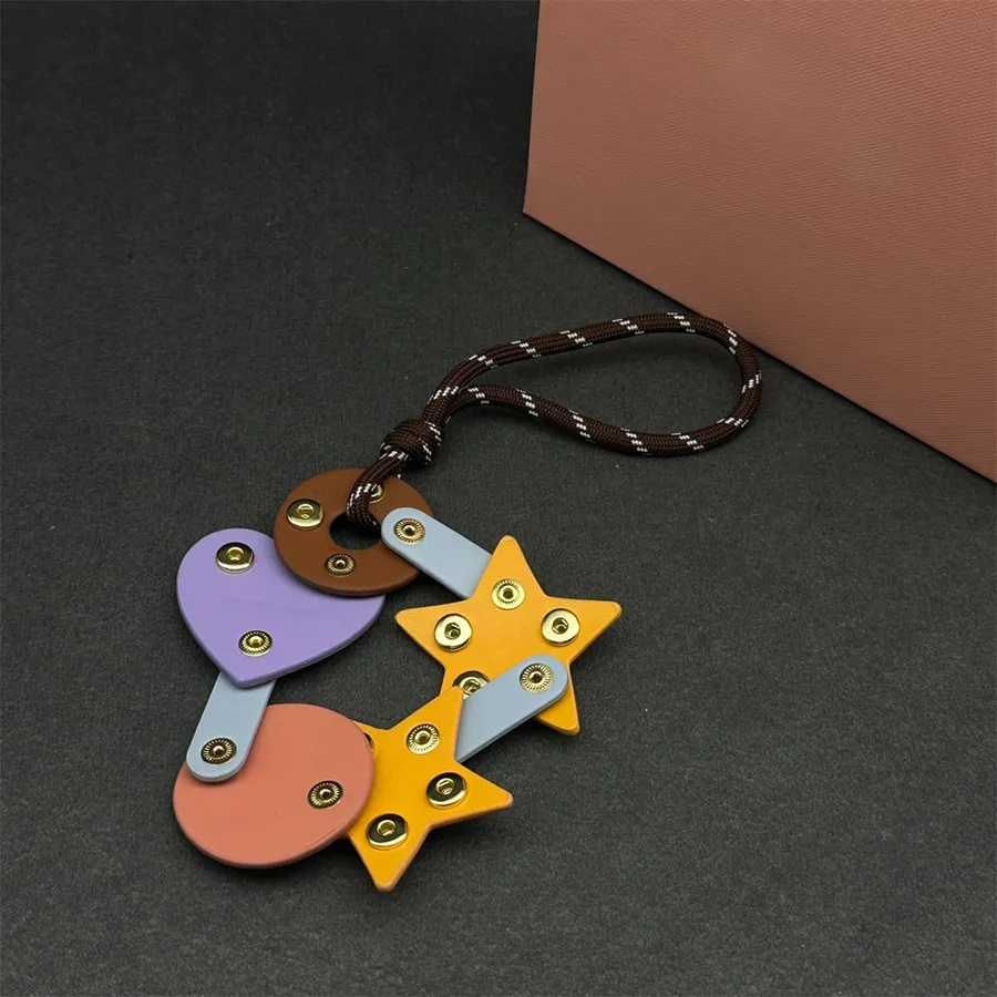 Designer Lanyards Leather Baseball Cap Style Mini Fashion Accessories Ornament Keychain Headphones Exquisite Flower Pendant Decoration With Box 555
