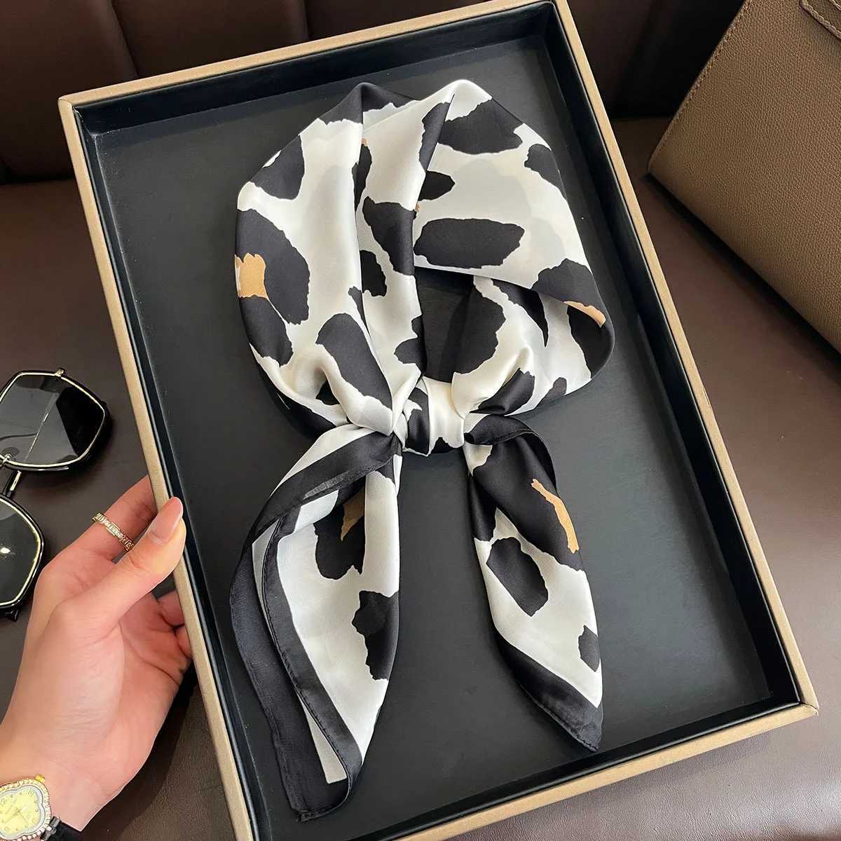 ic Wen opard Print Scarf Fashionab Bandana Thin Breathab Sun Shawl Egant Sty Windproof Wrap Square ScarvesW251027