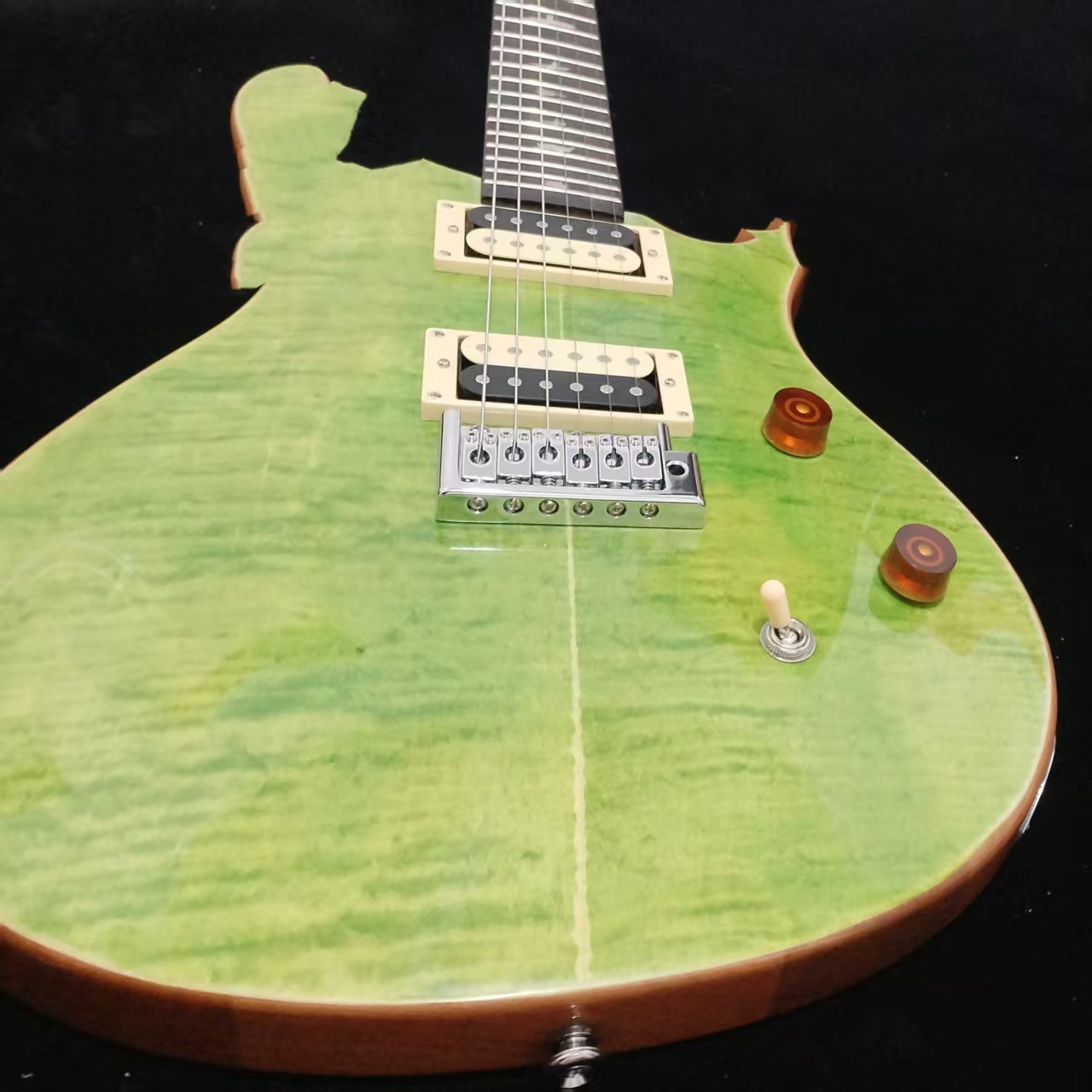 Green tiger-patterned design, electric guitar with a rosewood body; the sound is rich and full; for more details and images, please contact customer s