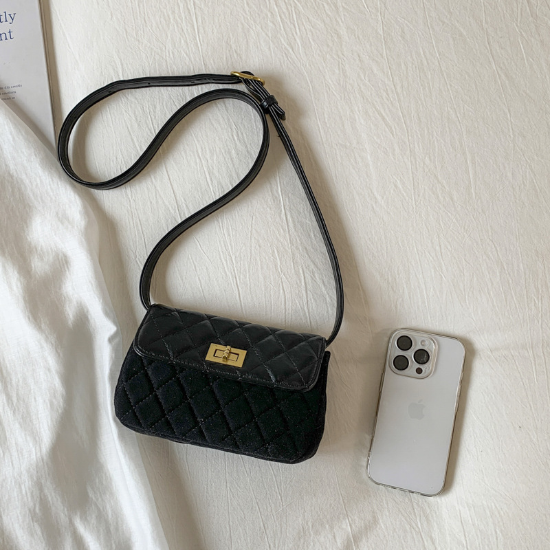 new Free delivery designer shoulder bag Simple handbag with solid color design essential for daily commuting