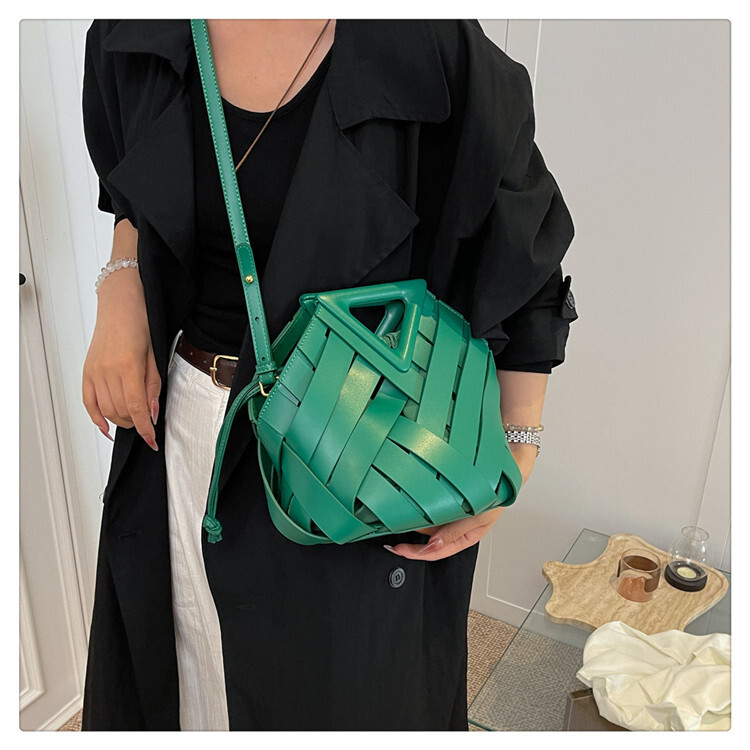 Korean woven design with hollowed out splicing design handbag, winter new fashion trend triangle clip bag, women's shoulder bag, luxury designer 