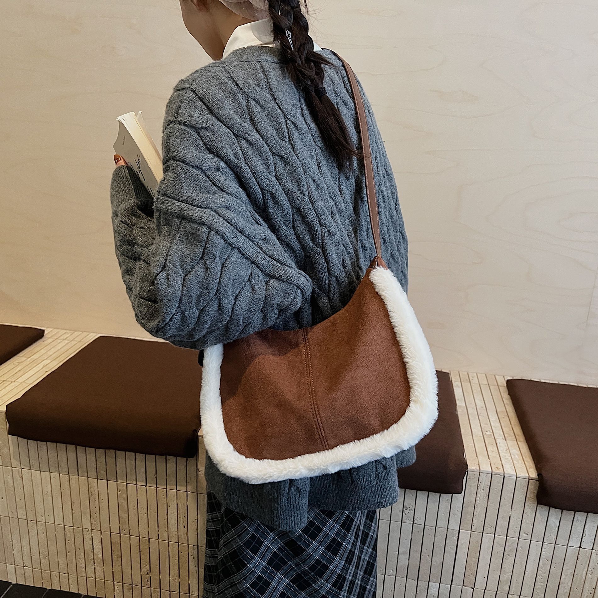 hot Free delivery designer shoulder bag Fashionable and simple casual handbag soft and comfortable for daily use