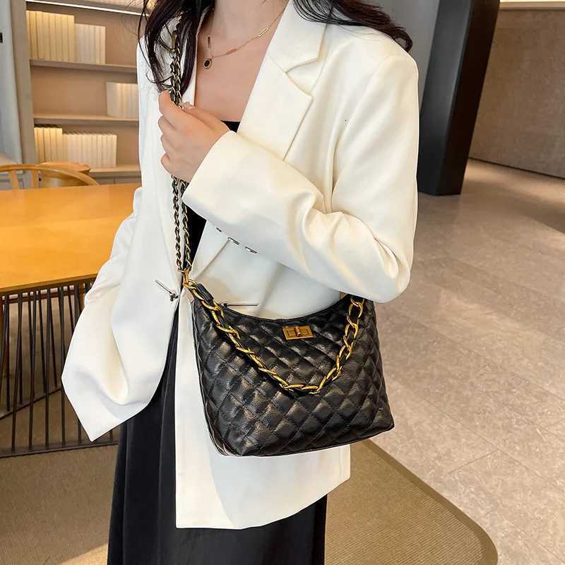 Elegant Tote Bag For Ladies Made Of Soft Leather Spacious And Classic By Luxury Brand With Sturdy Handles11 D251027