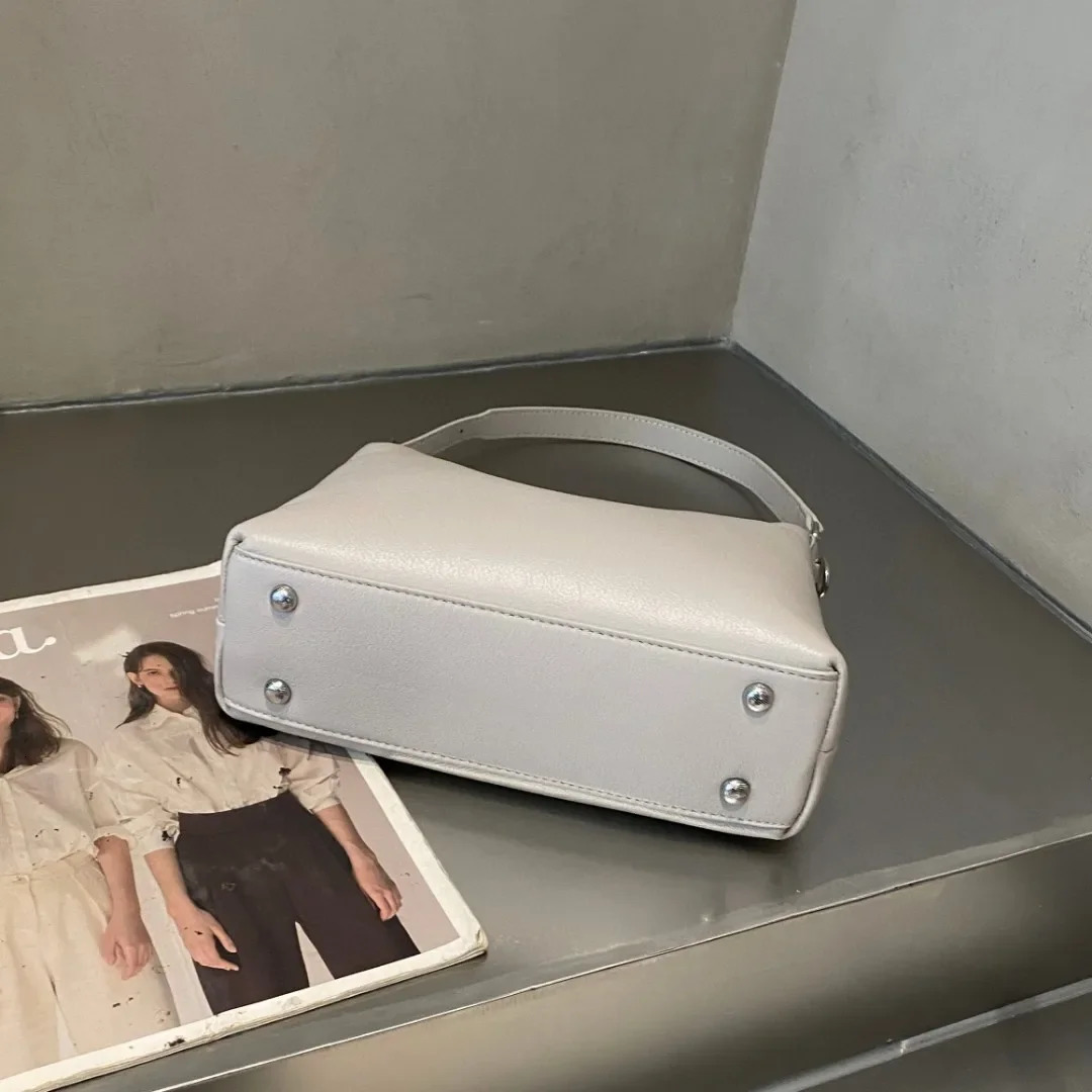 y FullGrain Leather Crossbody Bag for Women Slim Purse with Zip Pockets Versatile DaytoNight 251014