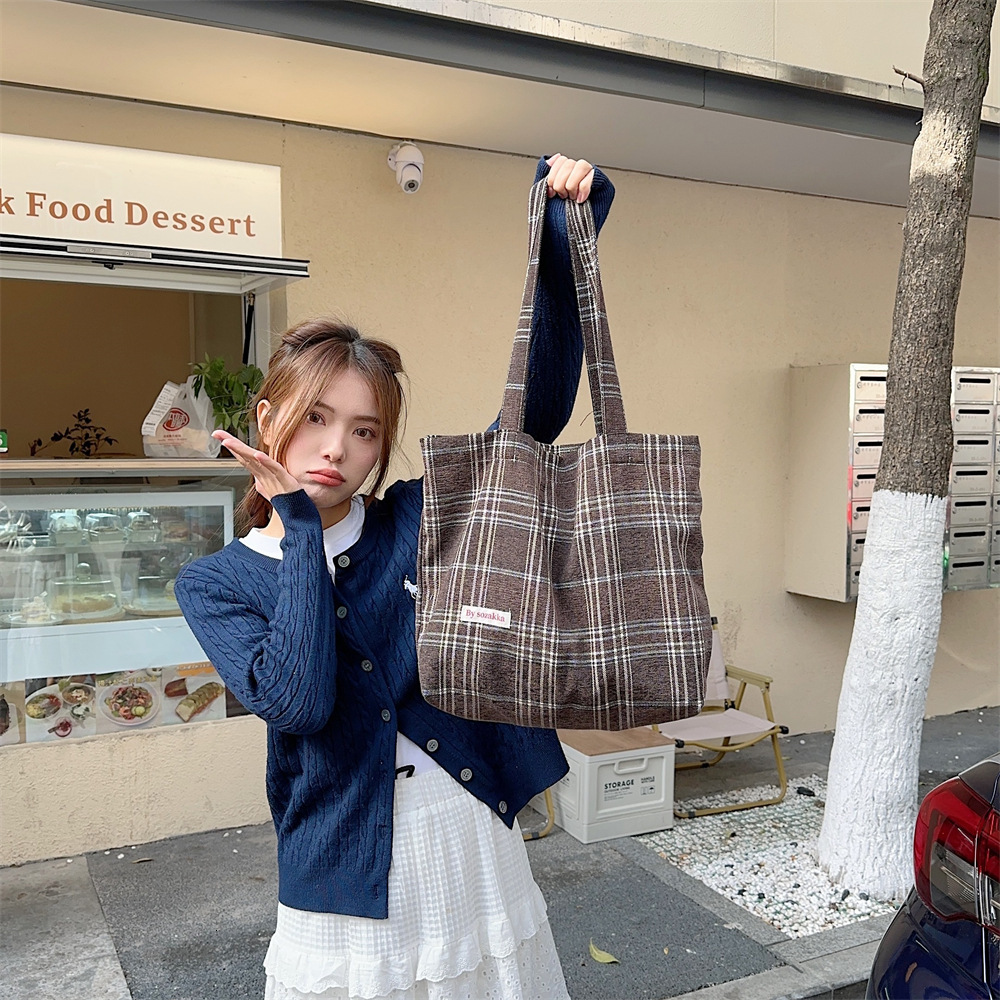 Designer autumn and winter large capacity women's handbag new retro wool plaid handbag fashionable shoulder bag