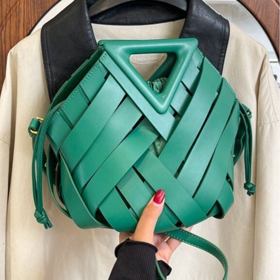 Korean woven design with hollowed out splicing design handbag, winter new fashion trend triangle clip bag, women's shoulder bag, luxury designer 