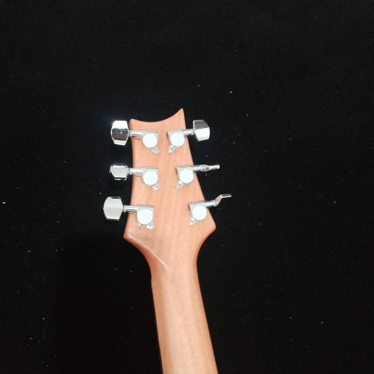 Green tiger-patterned design, electric guitar with a rosewood body; the sound is rich and full; for more details and images, please contact customer s