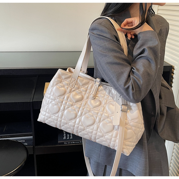 Korean elegant style fashionable heart-shaped handbag autumn and winter new item versatile simple style trendy women's shoulder bag luxurious des