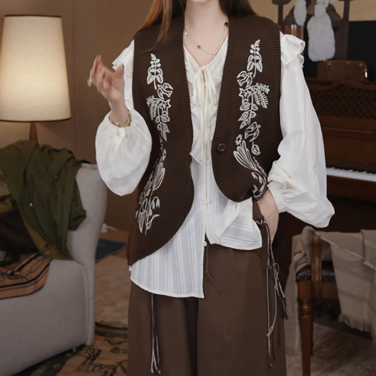 Autumn designer fashion new item sesame jacquard thousand needle embroidery knitted vest retro sleeveless cardigan layered jacket