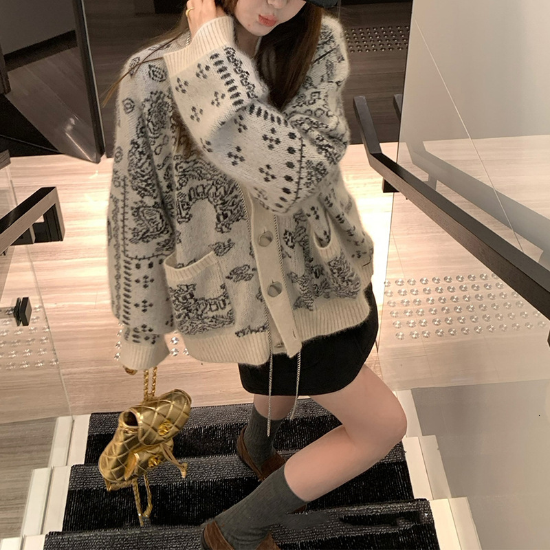 Designer clothing, fashionable heavy-duty craft sweater jacket, artistic jacquard raccoon wool knitted cardigan