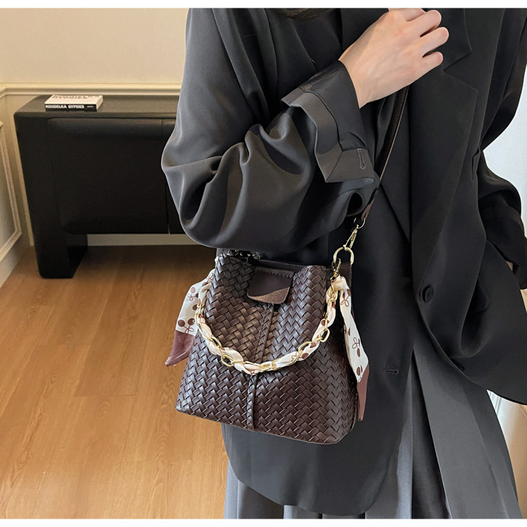 Korean style trendy fashion handbag winter new item niche design woven texture bucket bag retro women's shoulder bag luxury designer bag