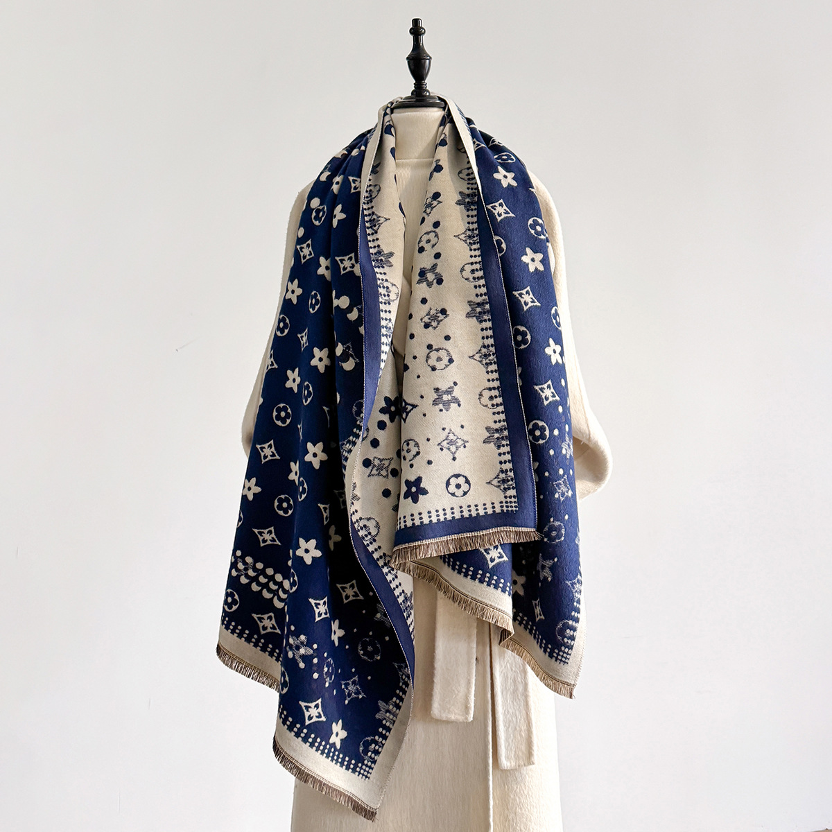 Free shipping Designer Scarves 2025 New Fashion Versatile Scarf Womens Autumn Winter Versatile Double sided Warm Shawl