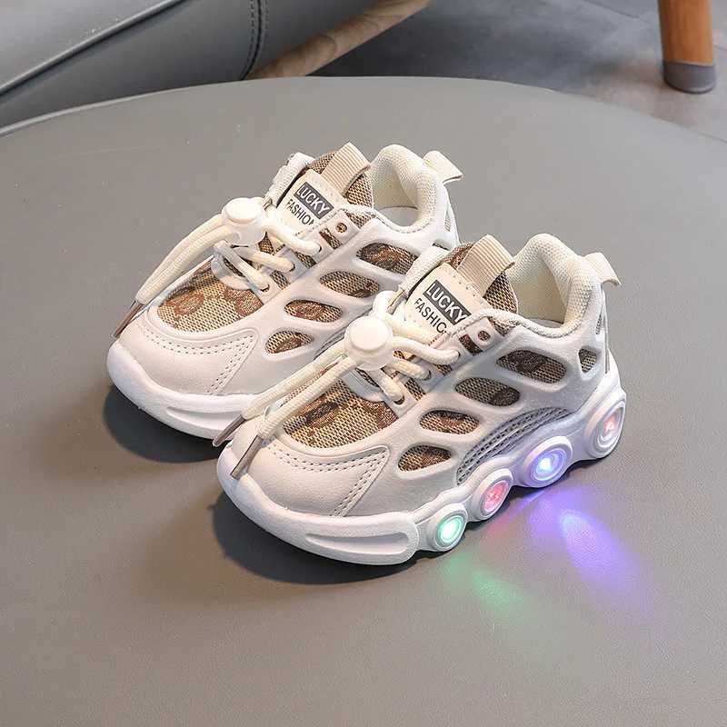 Childrens LED flashing shoes 2025 new model for boys and girls soft soled non slip sports shoes luminous casual walking shoes S251027