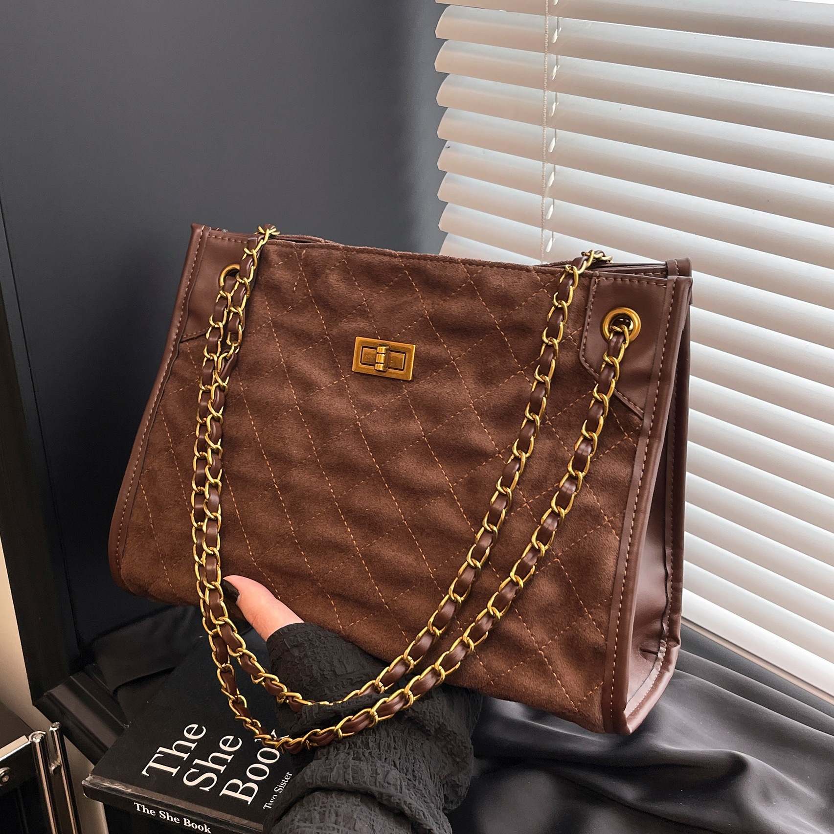 new Free delivery designer shoulder bag Fashionable handbag simple and casual comfortable for commuting
