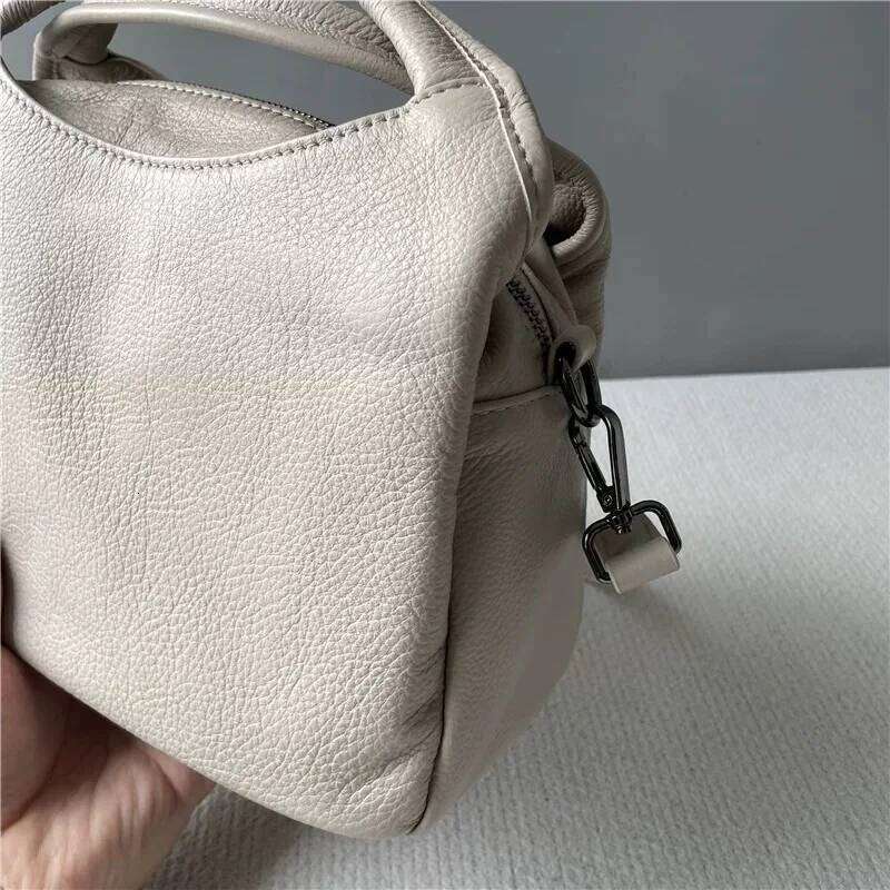 Niche Design Textured Messenger Lightweight Easy To Carry, Simple And Versatile, Fashionable Commuter Bag, 2025