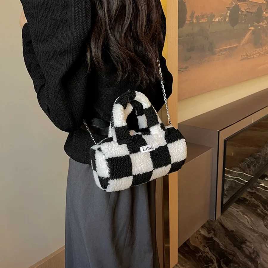 Winter new arrival fashionable colorblocking plush comfortable shoulder chain bag niche girlystyle lambswool cylindrical bags Y251027