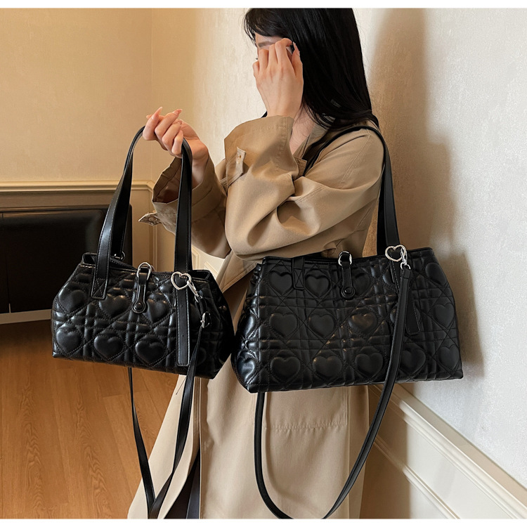 Korean elegant style fashionable heart-shaped handbag autumn and winter new item versatile simple style trendy women's shoulder bag luxurious des