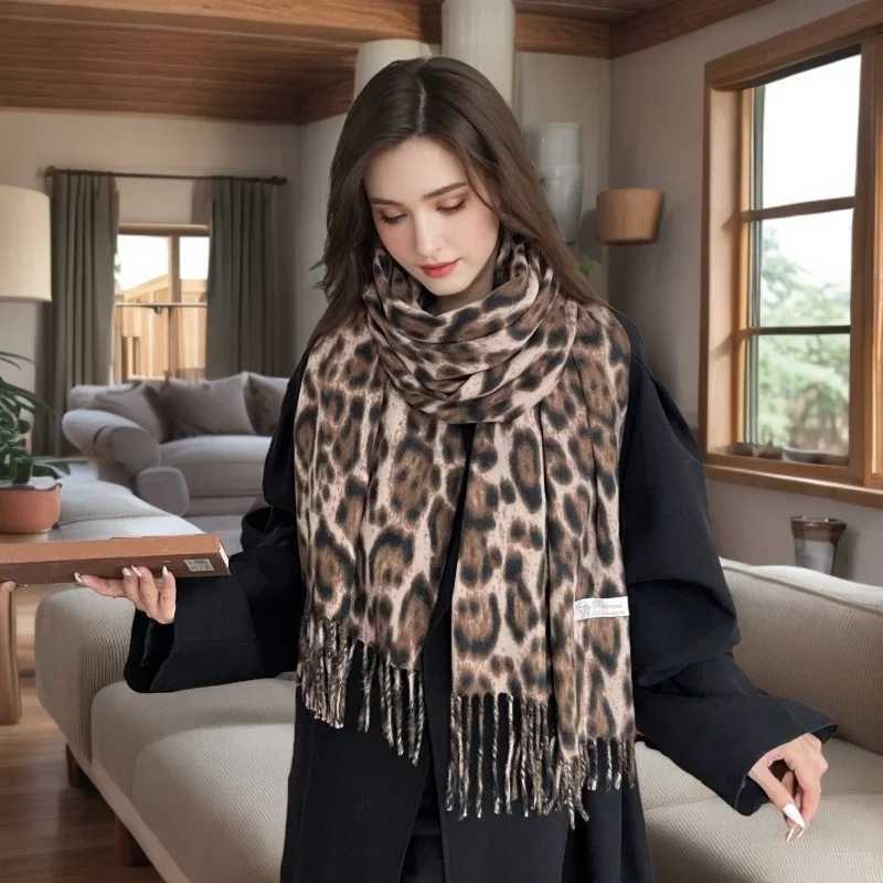 Retro opard Scarf Wens Autumn Winter ic Tassel Shawl 2025 Hot Warmth SexinW251027