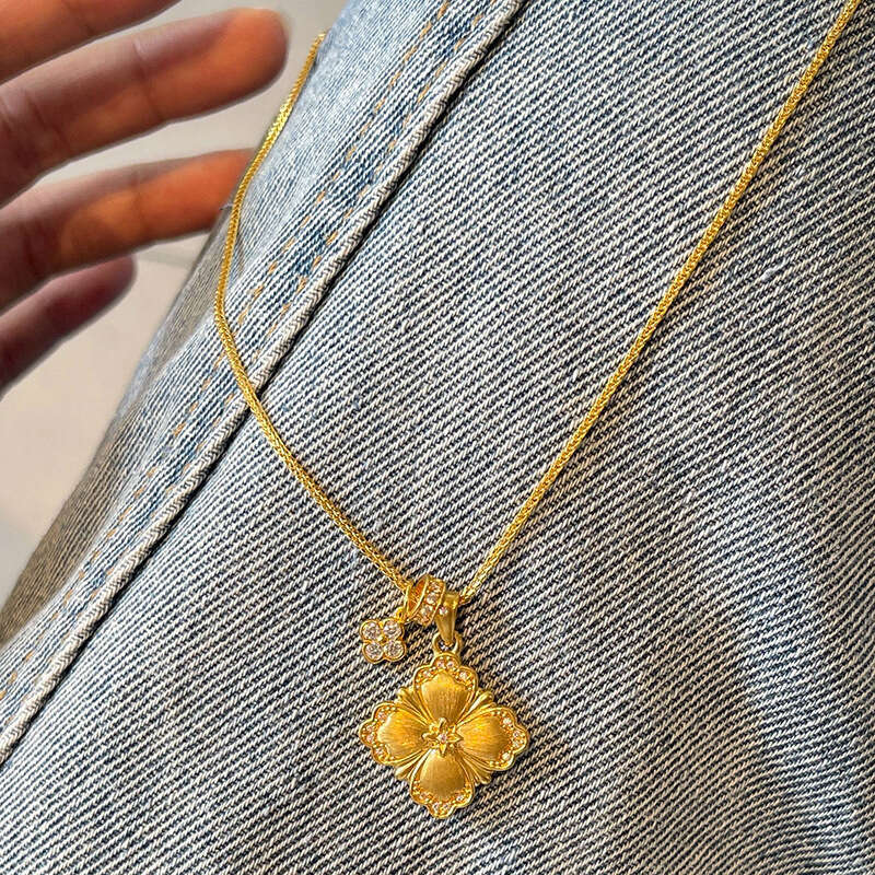 Traditional Four-Leaf Clover Pendant Light High-End Necklace Accessory Exquisite Style