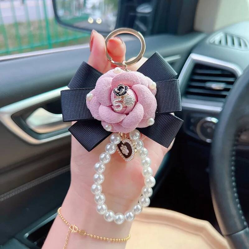 Creative thread with camellia keychain, pearl chainfashionable European and American style, personalized bag decoration pendant