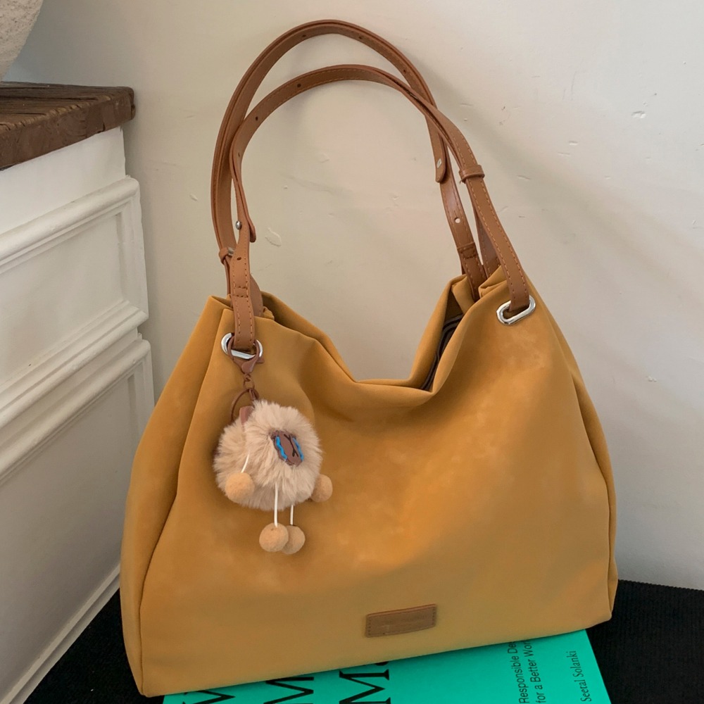 Large-Capacity Womans Premium Tote Versatile Retrospective Design with Comfortable Arm Pit Fit & Elegant Accessorized Clasp