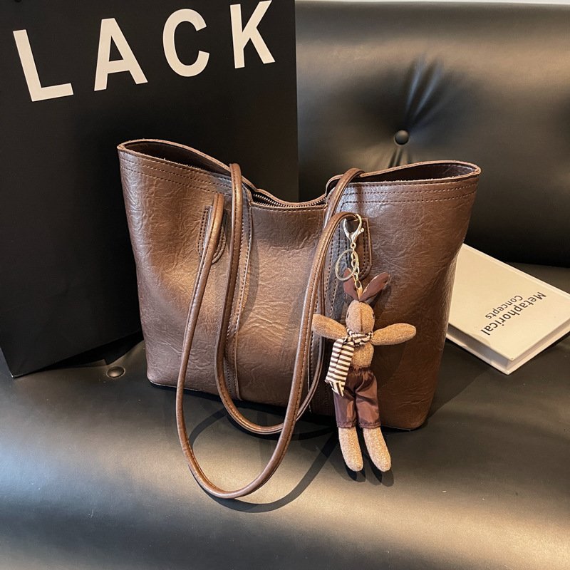 Free shipping designer bag Autumn and Winter Large Capacity Commuting Tote Bag Women Fashion Niche Versatile Shoulder Bag