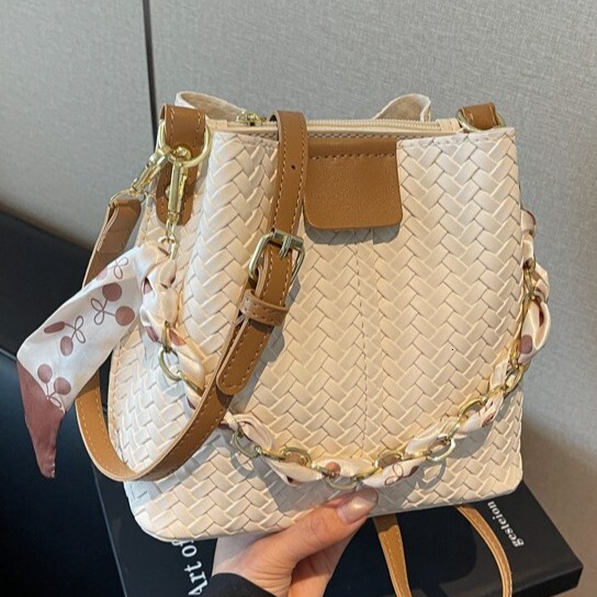 Korean style trendy fashion handbag winter new item niche design woven texture bucket bag retro women's shoulder bag luxury designer bag