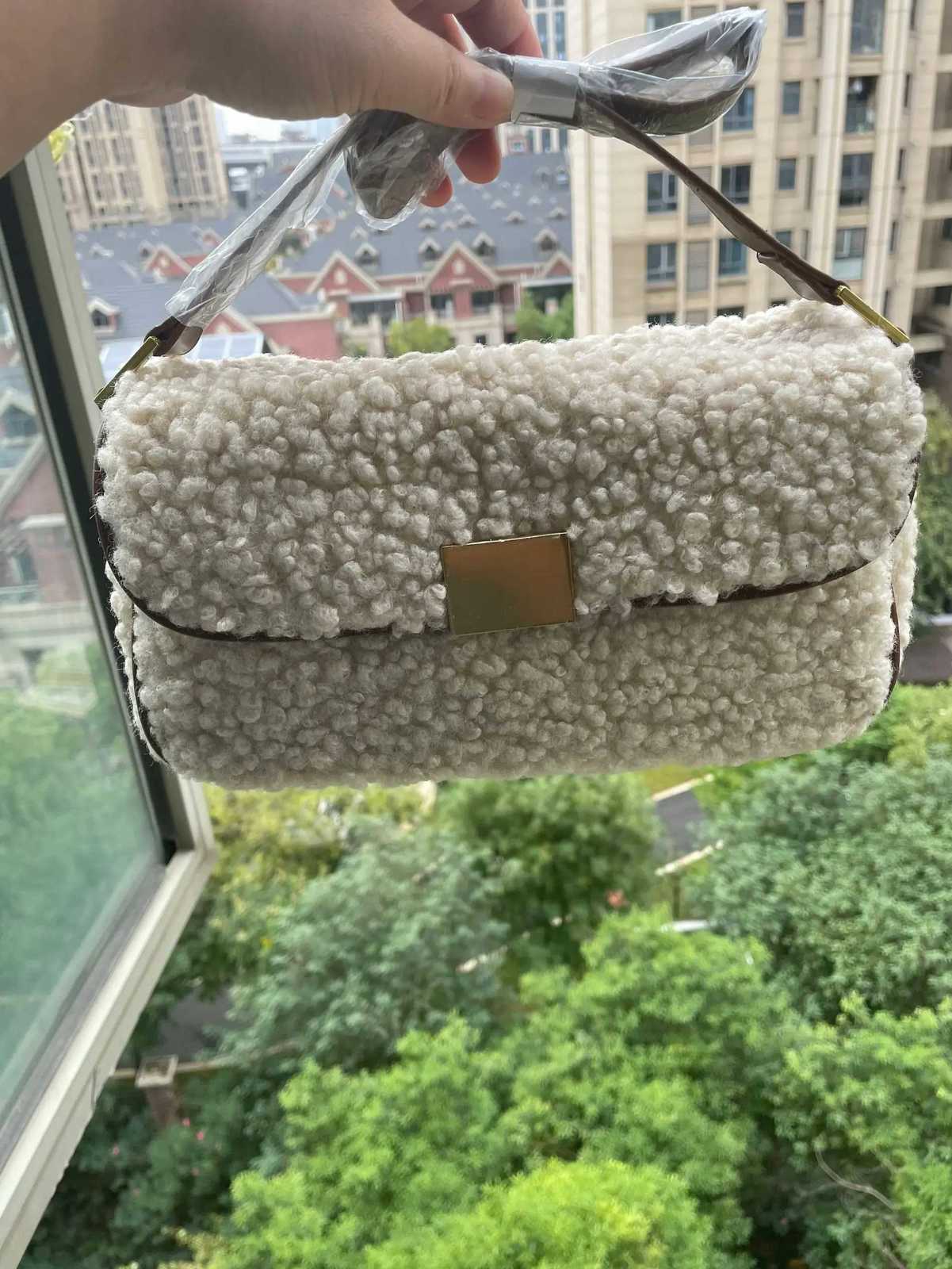 Fashion Women Bags Faux Lamb Fur Shoulder Bags Luxury Tote Female Faux Woolen Fur Plush Flap Handbag Y251027