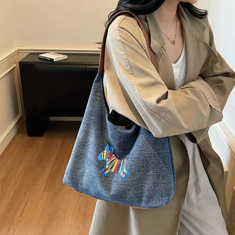 Fashionable Denim Large Capacity Shoulder Bag with Cartoon Print for Casual and Retro Style Crossbody Bag Y251027