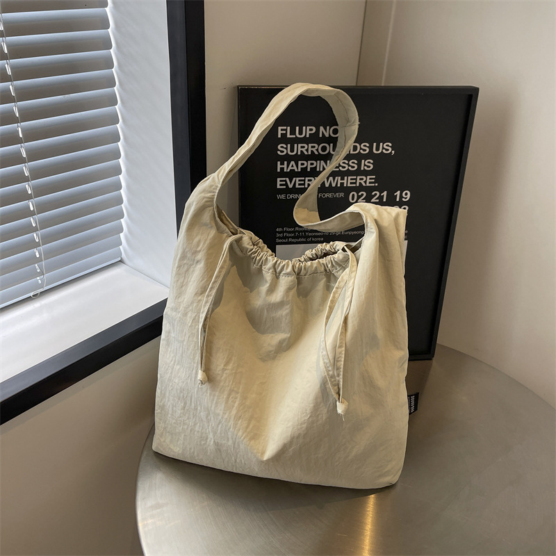Free shipping designer bag Casual Canvas Large Capacity Bag for Women New Trendy Fashion Shoulder Bag College Student Commuting Versatile Tote Bag