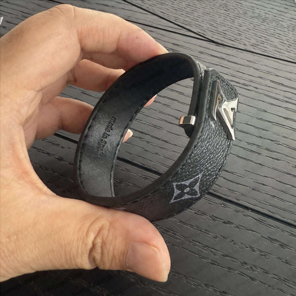 10A designer Girl woman man boy letter real leather slim bracelets elegant Gold Bangles V branded engrave bracelet Fashion Jewelry Lady Party