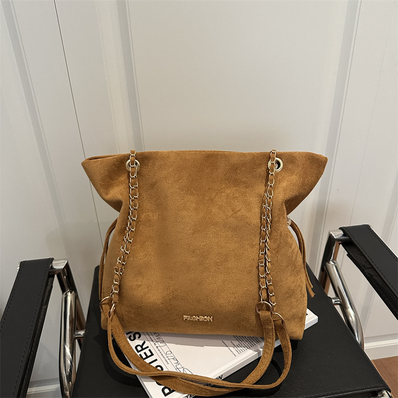 Winter new fashionable and elegant niche design handbag, matte suede retro luxury style women's shoulder bag, trendy designer bag