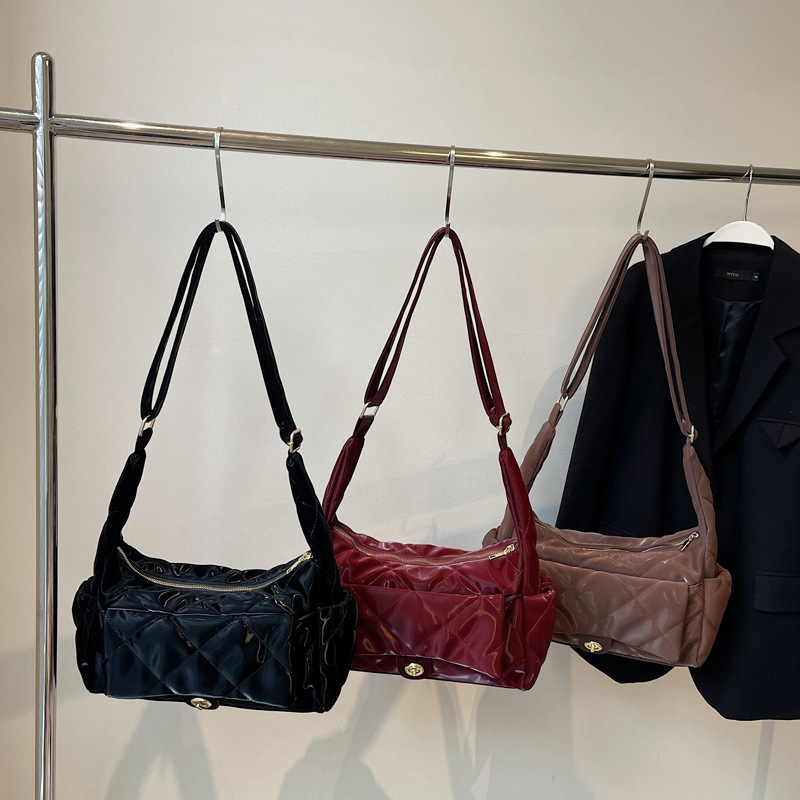 Free shipping designer bag Autumn and Winter Niche Fashion Crossbody Bag for Women New Fashion Saddle Bag Casual Quilted Underarm Bag