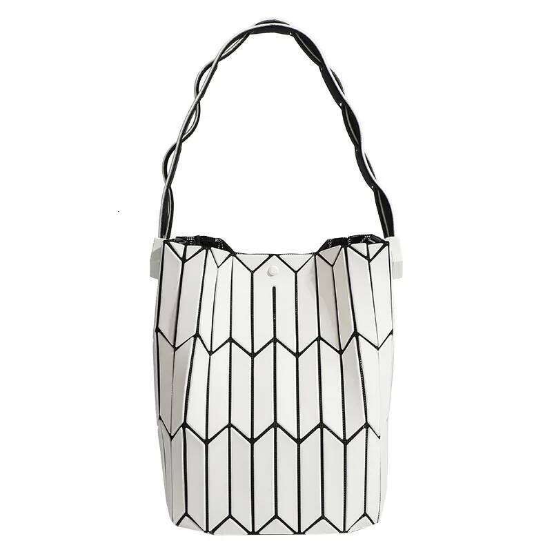 2025 New Trendy Geometric Pattern Bucket Color Block Handbag Shoulder Underarm Bag Vegetable Basket Design PVC Material