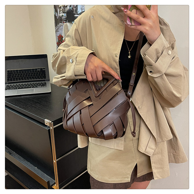 Korean woven design with hollowed out splicing design handbag, winter new fashion trend triangle clip bag, women's shoulder bag, luxury designer 