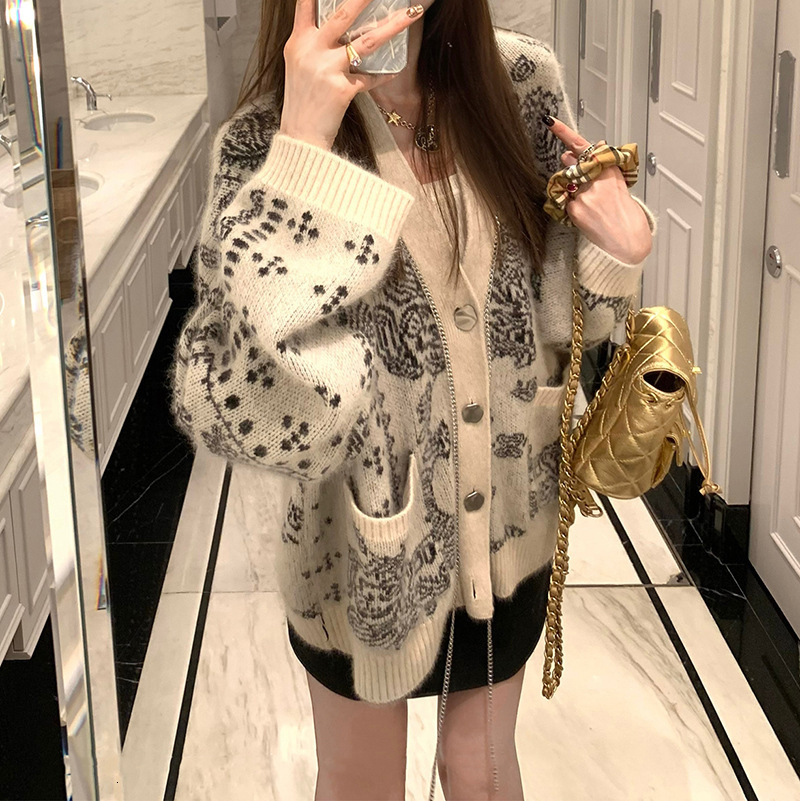 Designer clothing, fashionable heavy-duty craft sweater jacket, artistic jacquard raccoon wool knitted cardigan