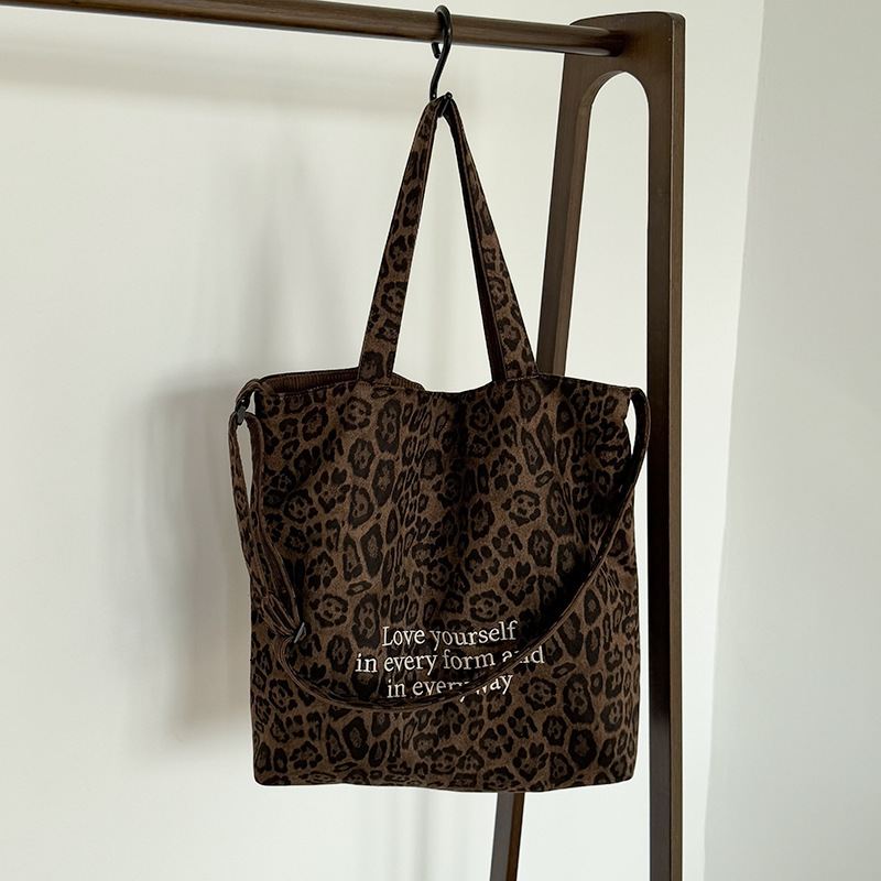 Designer leopard print handbag, high-end large capacity armpit bag, autumn and winter new fashionable and cute women's commuting bag