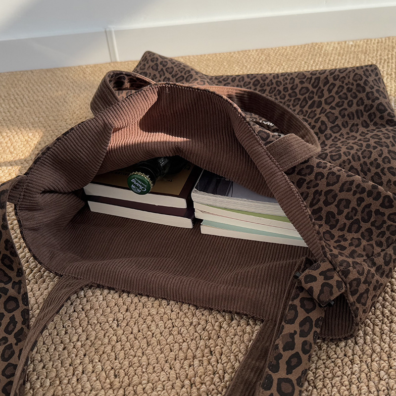 Designer leopard print handbag, high-end large capacity armpit bag, autumn and winter new fashionable and cute women's commuting bag