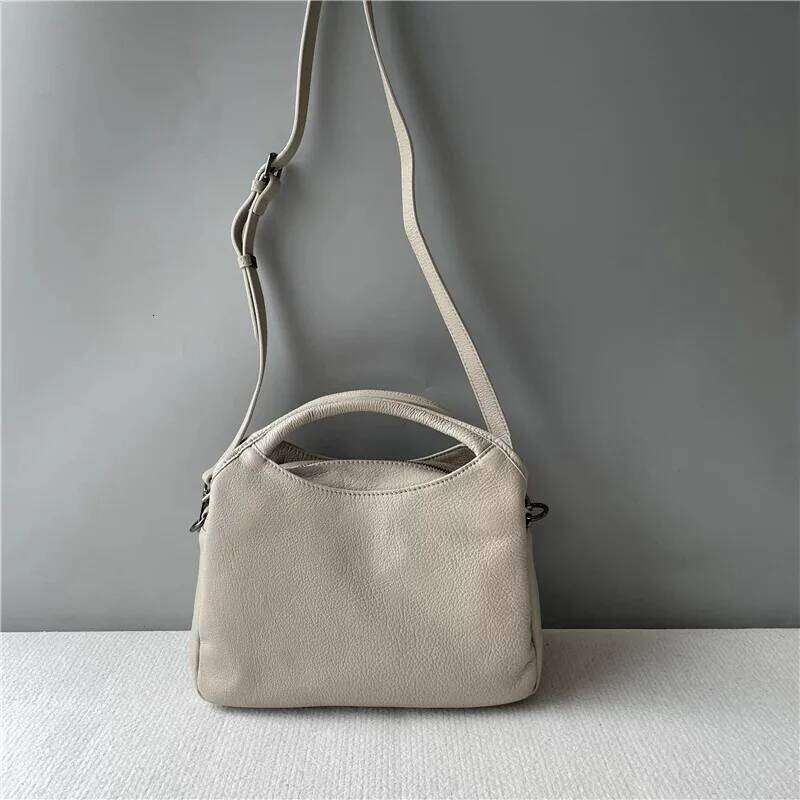 Niche Design Textured Messenger Lightweight Easy To Carry, Simple And Versatile, Fashionable Commuter Bag, 2025