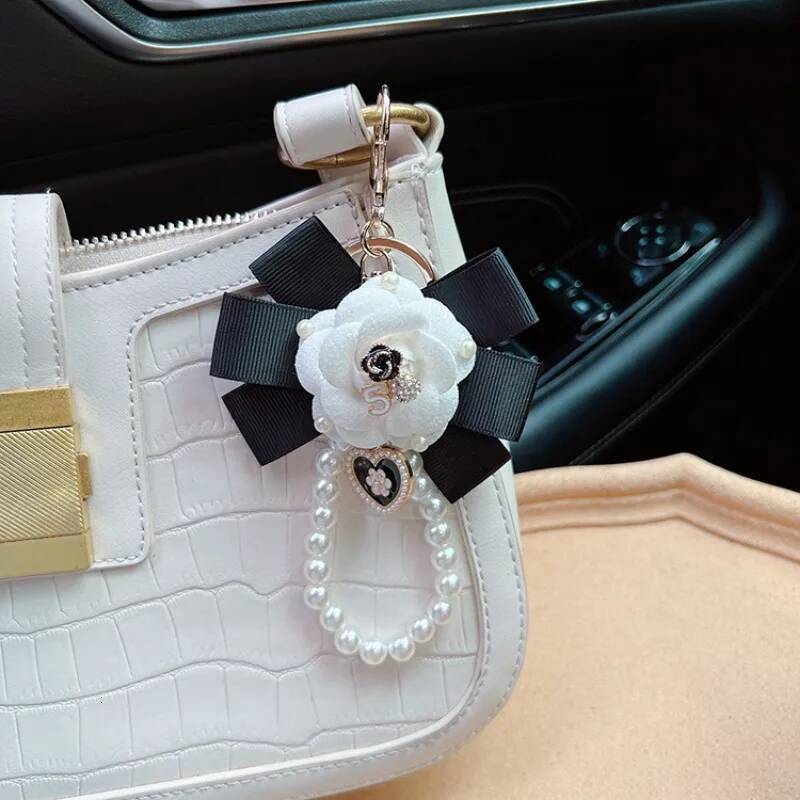 Creative thread with camellia keychain, pearl chainfashionable European and American style, personalized bag decoration pendant