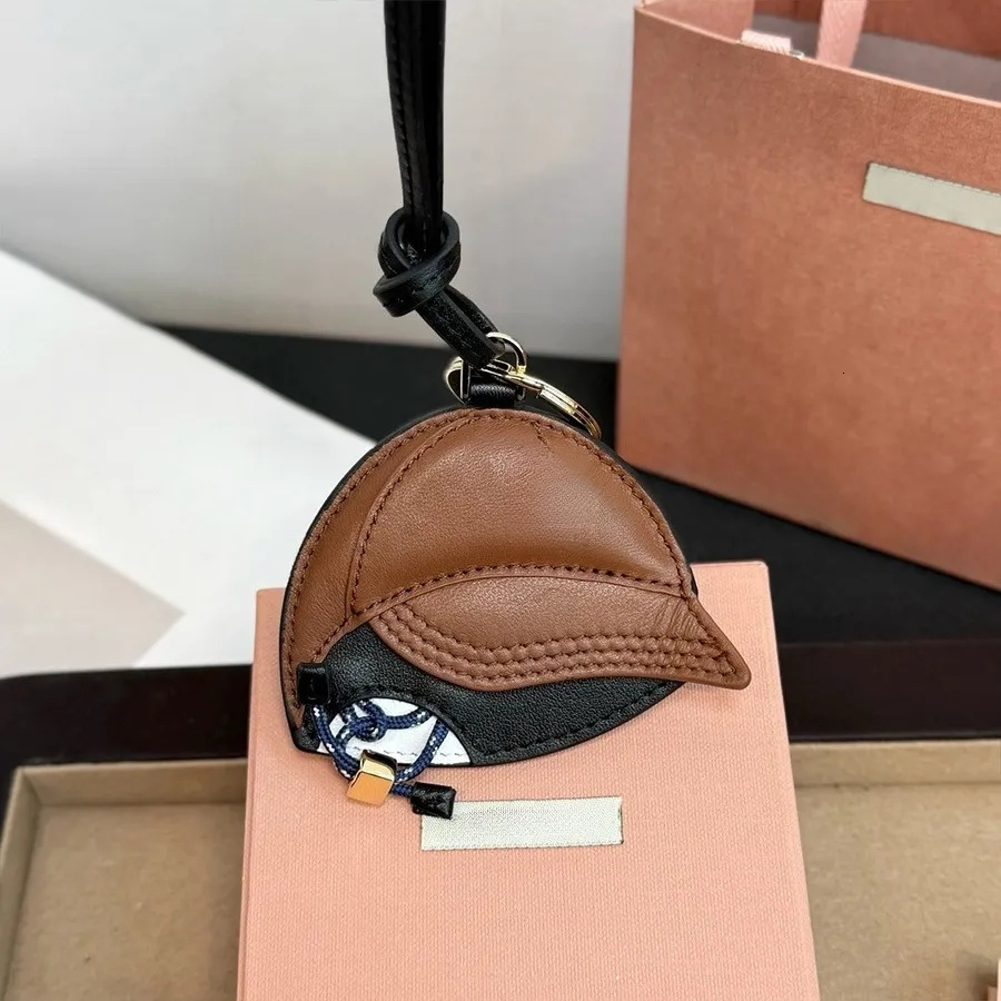 Designer Lanyards Leather Baseball Cap Style Mini Fashion Accessories Ornament Keychain Headphones Exquisite Flower Pendant Decoration With Box 555